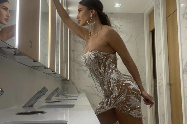 PA GDE BAŠ OVA POZA NA DRUGI DAN BOŽIĆA? Sa 44 godine izgleda VRHUNSKI, minić pokazao da je NAJBOLJA RIBA u Srbiji