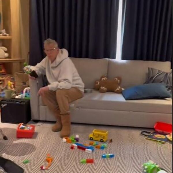 MAJKA ČULA ČUDNE ZVUKOVE IZ SOBE, PA ODMAH OTRČALA KOD ĆERKE: Otac je sve vreme sedeo i GLEDAO dok RADI OVO (VIDEO)