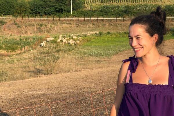 LEPA SRPKINJA STEKLA VELIKU POPULARNOST, A ONDA ŽIVOT PROMENILA IZ KORENA: Živi VAN GRADA i bavi se POLJOPRIVREDOM