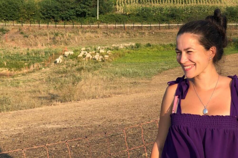 LEPA SRPKINJA STEKLA VELIKU POPULARNOST, A ONDA ŽIVOT PROMENILA IZ KORENA: Živi VAN GRADA i bavi se POLJOPRIVREDOM