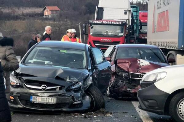 SILOVIT SUDAR NA AUTO-PUTU: Automobili stoje poprečeni u sporoj traci, jedna osoba povređena