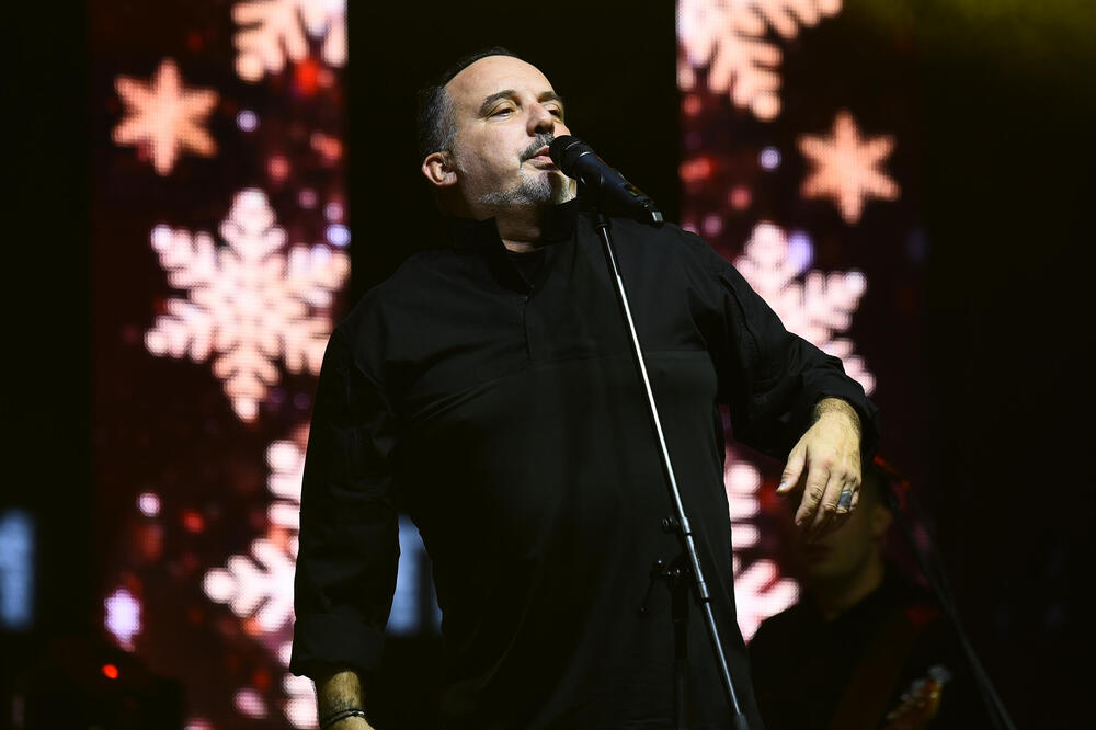 DA LI JE OVO MOGUĆE? TONI CETINSKI SE PROSUO NA BINI SVOM SNAGOM: U komentarima ga optužuju da je PIJAN KAO ČEP