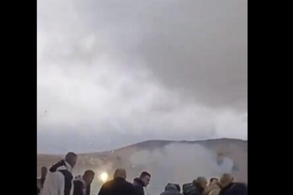 "KAD DOĐU PRAZNICI, IZGLEDA DA SMO SVI POMALO BUGARI": Urnebesni VATROMET u Glamoču je HIT na MREŽAMA! (VIDEO)