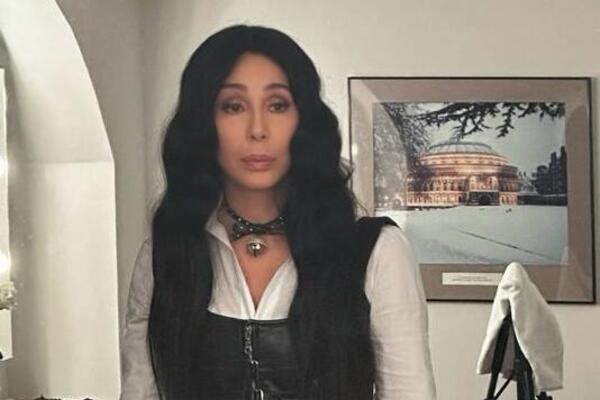 PEVAČICA (77) SELA U KRILO 40 GODINA MLAĐEM DEČKU, FOTOGRAFIJA SVE GOVORI: Ljudi se ŠOKIRALI, niko nije očekivao