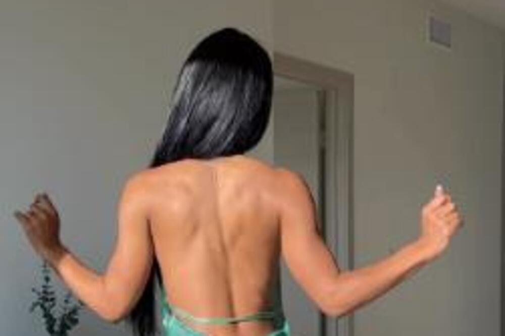 SPREDA POKRILA INTIMU, A ZA GOLU POZADINU JE BAŠ BRIGA: Crnka počela da MEŠA pa ISPALO i ono što NIJE SMELO (VIDEO)