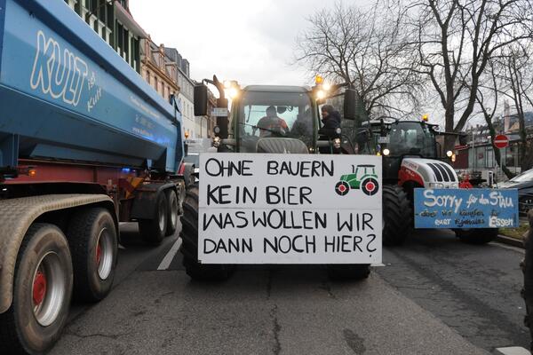 "PRETI POTPUNA PARALIZA": Nemački POLJOPRIVREDNICI pojačavaju PROTEST, milioni ljudi NE MOGU na POSAO!