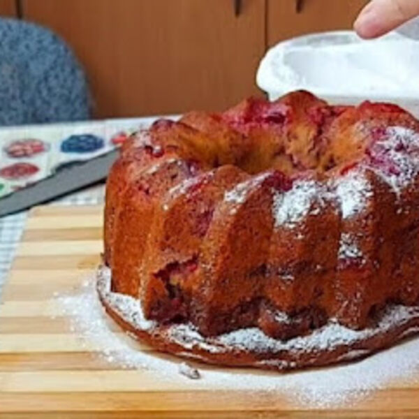 Svi drugi recepti idu u zaborav: Kuglof po italijanskom receptu pun komadića voća, svaki zalogaj biće uživanje