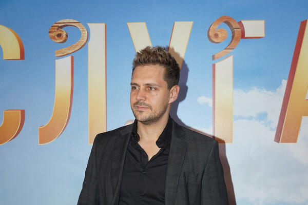 DA LI JE MOGUĆE DA MILOŠ BIKOVIĆ IMA OVOLIKO GODINA? Svi bi mu dali MNOGO MANJE, nema TRIKA da pogodite