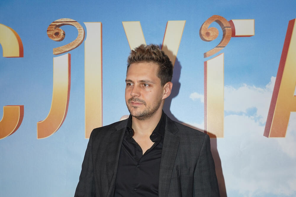 DA LI JE MOGUĆE DA MILOŠ BIKOVIĆ IMA OVOLIKO GODINA? Svi bi mu dali MNOGO MANJE, nema TRIKA da pogodite