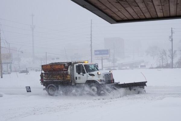 ZIMSKA OLUJA RAZORILA AMERIKU, IMA STRADALIH: Kuće potopljene, otkazani letovi, niz TORNADA napravio KARAMBOL...