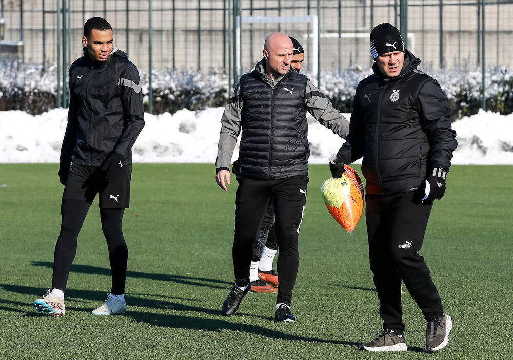 Igor Duljaj (u sredini) na prvom treningu Partizana u 2024. godini