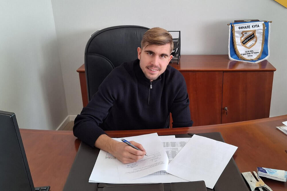 Nemanja Milojević na potpisivanju ugovora sa Čukaričkim u zimskom prelaznom roku