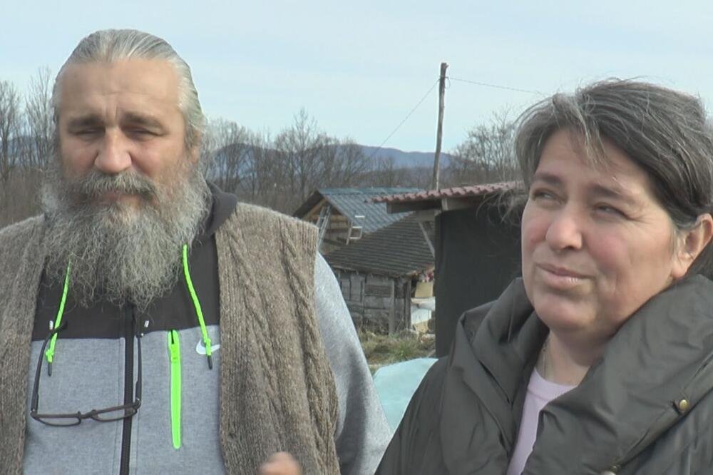 SAVIĆI POSLE POLA VEKA ŽIVOTA U BEOGRADU OTIŠLI NA SELO: Srušili ŠTALU I napravili BAJKOVITU KUĆU, ovako žive! FOTO