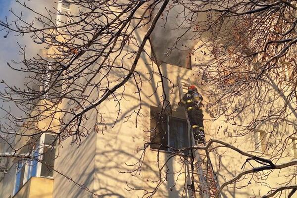 OVO JE ZGRADA SA KOJE JE MAJKA SKOČILA SA BEBOM BEŽEĆI OD POŽARA: Lekari se BORE za ŽIVOT DETETA (FOTO)