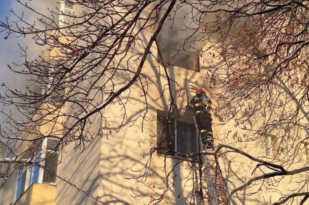 OVO JE ZGRADA SA KOJE JE MAJKA SKOČILA SA BEBOM BEŽEĆI OD POŽARA: Lekari se BORE za ŽIVOT DETETA (FOTO)