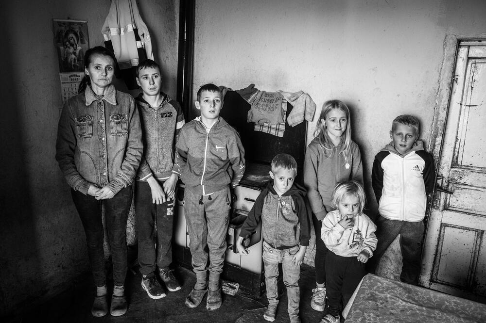 "TU SE KUPAMO I JEDEMO": Radivojevići žive u TEŠKIM USLOVIMA, ali DECA prkose CRNILU u KUĆI! Pomozimo im!