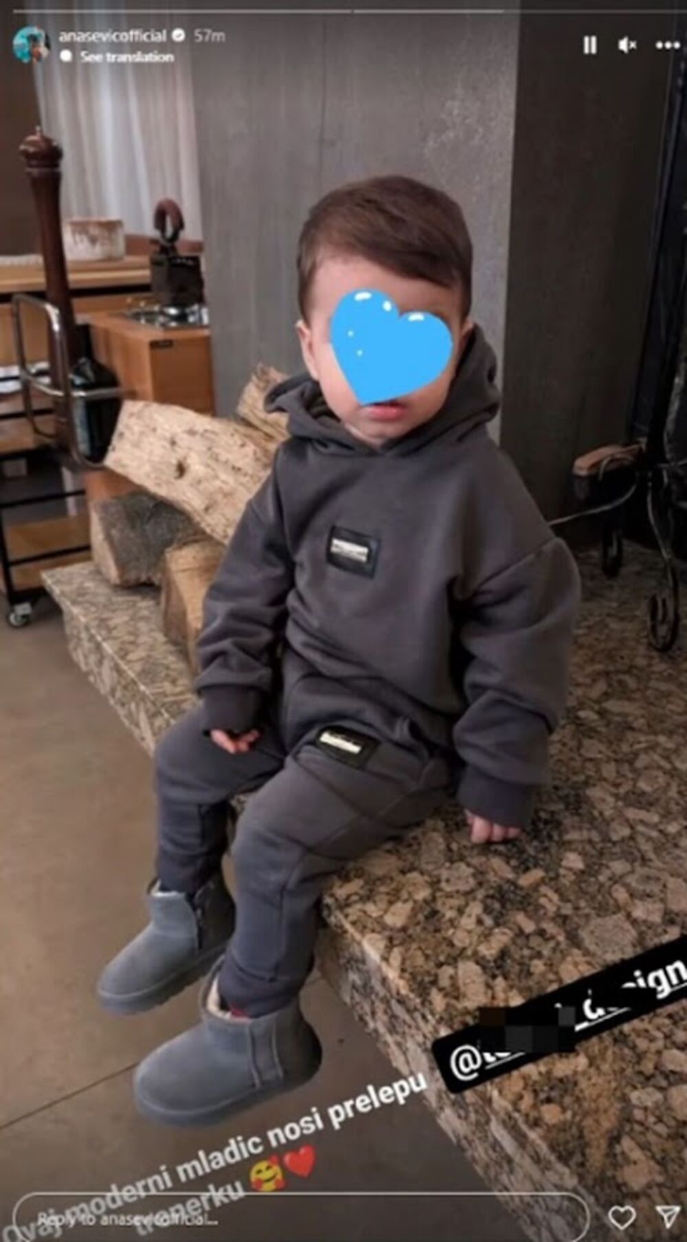 Objavila fotografiju svog sina koji pozira u trenerci koje dizajnira i proizvodi upravo Darkova supruga Katarina