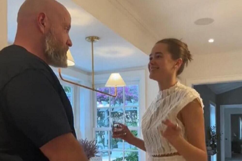 VALERIJA IMA ODNOSE SA 18 GODINA STARIJIM, A SAD JE POKAZALA I NAJVEĆU INTIMU: Svi gledaju u SLIKU i kažu... VIDEO