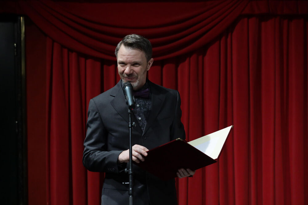 Domaća publika ga je zapazila u mjuziklima