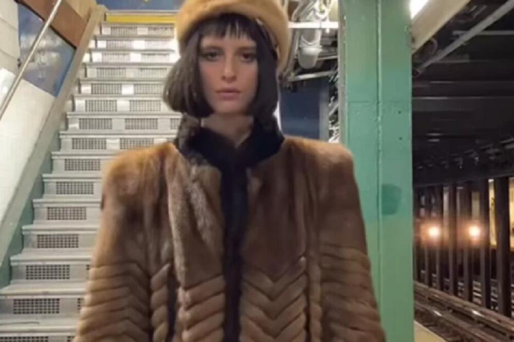 KAD SU VIDELI ŠTA IMA NA SEBI OVA BRINETA, ODMAH SU JE IZBACILI IZ KAFIĆA: Ljudi zatečeni zbog OVOG DETALJA na njoj