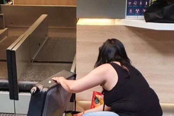 NEVERICA NA NIŠKOM AERODROMU: Žena otvorila kofer, a zbog onoga šta se nalazilo unutra OPET GORI INTERNET (FOTO)