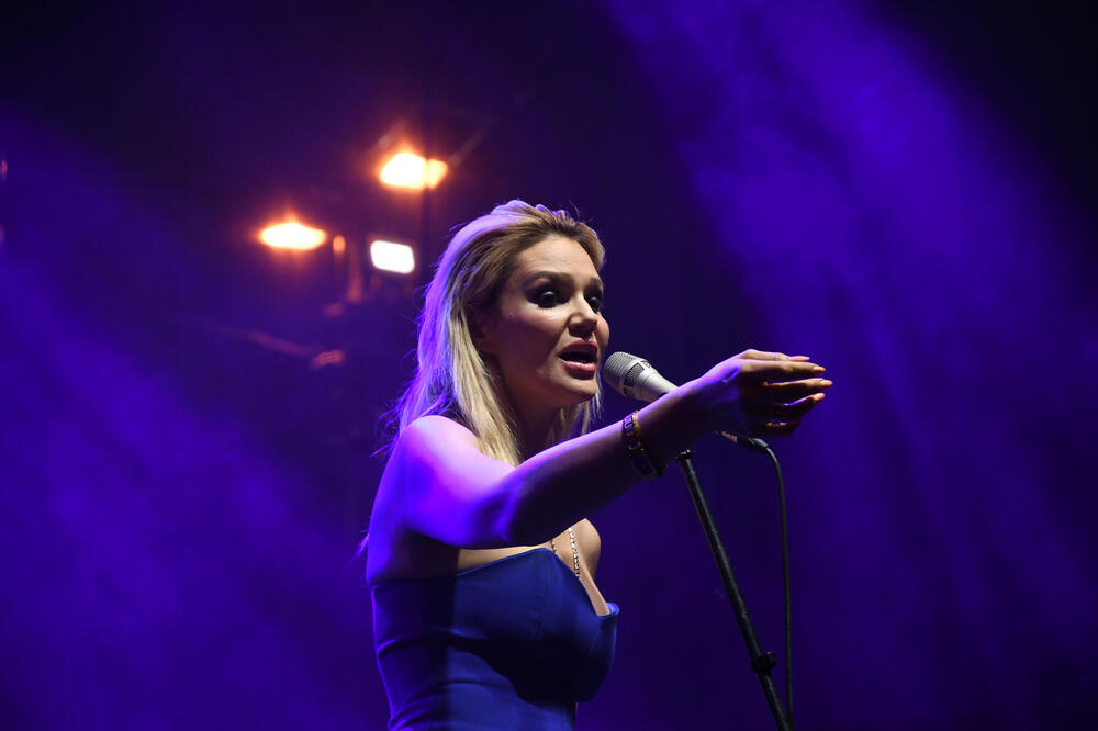 "SINOĆ STE VI MENI BILI POTREBNI VIŠE NEGO JA VAMA" Naša PEVAČICA održala koncert u ČAST POKOJNE MAJKE