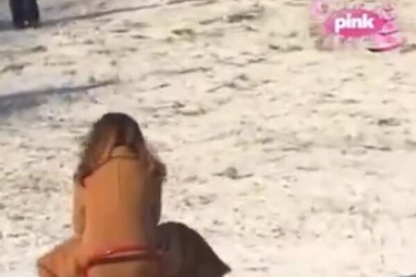 HIT SNIMAK VODITELJKE PINKA ĆE VAS SVE DOVESTI DO SUZA! Sankama se spustila niz padinu, pa PANIČNO počela da VRIŠTI