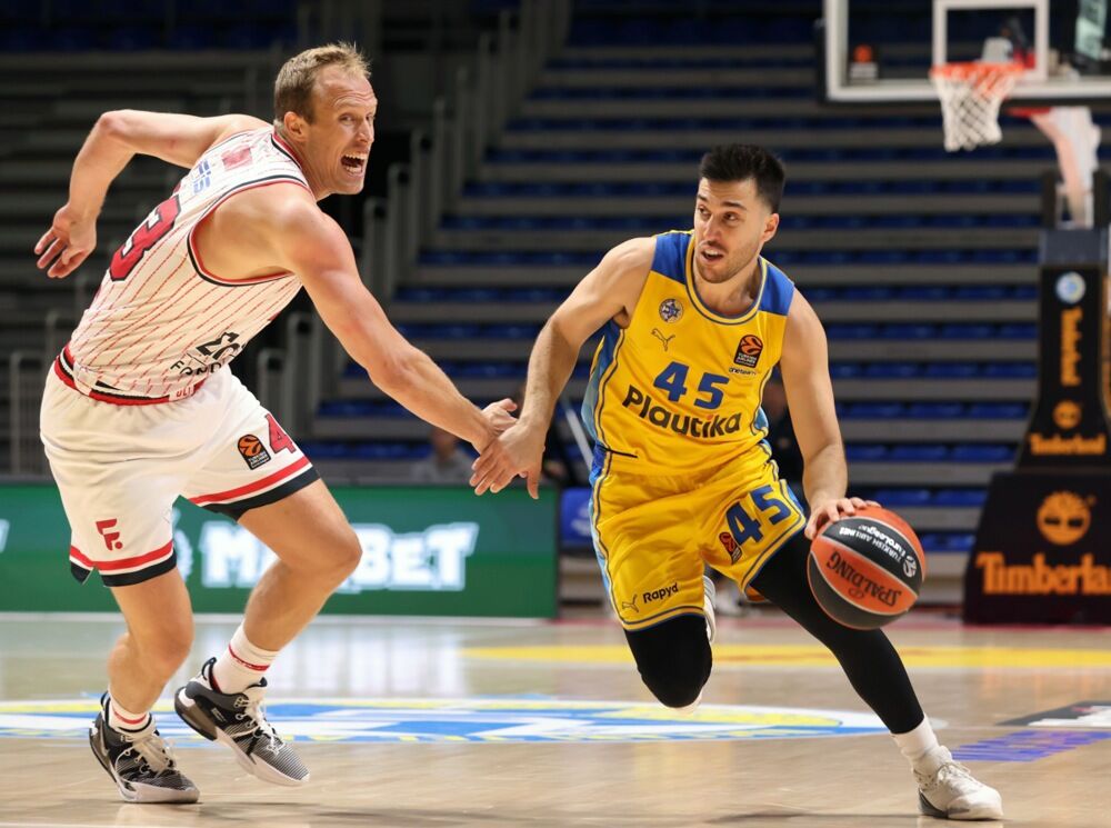 Tamir Blat (desno) na utakmici Makabija i Olimpijakosa