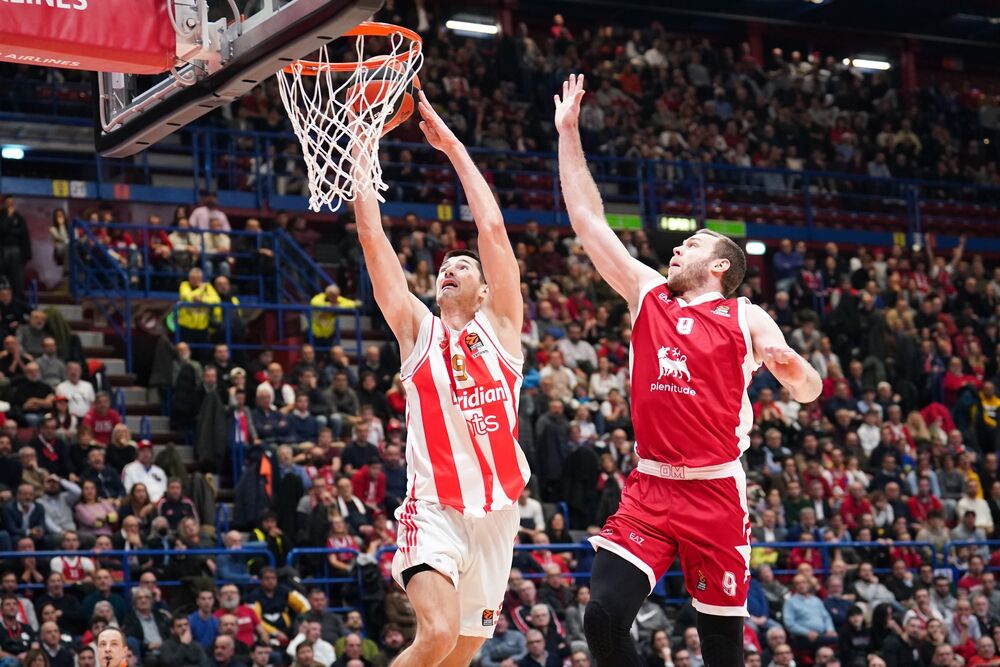 Luka Mitrović (levo) na utakmici Olimpije i Crvene zvezde u Milanu