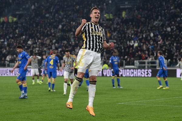 HET-TRIK MILIKA ZA POLUFINALE KUPA ITALIJE! Poker Juventusa protiv Frozinonea, Vlahović grejao klupu