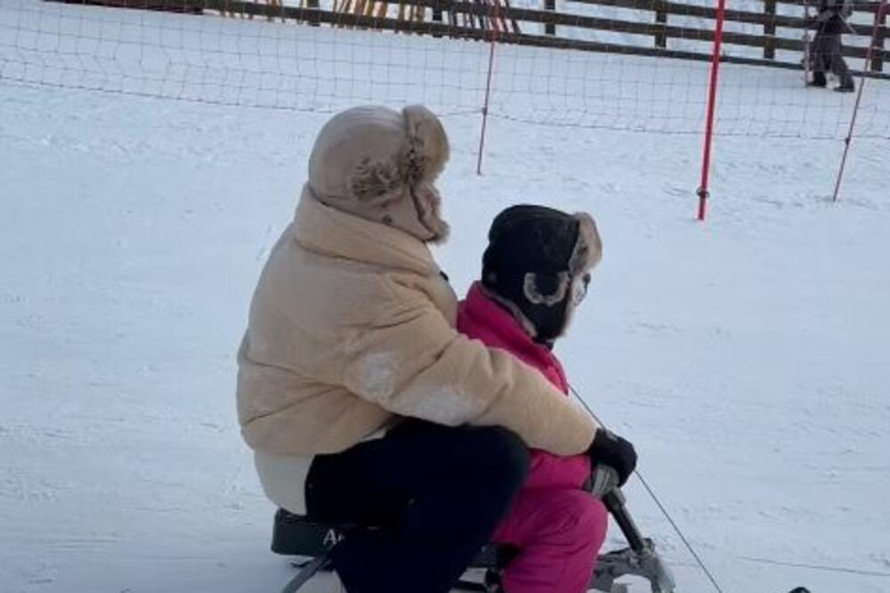 NATAŠA BEKVALAC SELA SA ĆERKOM NA SANKE, A ONE SE PREVRNULE: Evo kakva je bila njihova reakcija, ovako je IZGLEDALO