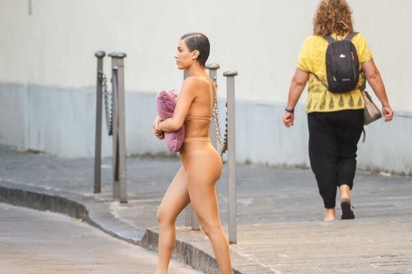 GOSPODE BOŽE, ŠTA JE OVO? Njegova ŽENA GOLA ŠETA PO ULICI, a on izvadio SVE SVOJE ZUBE i zamenio OVIM, ŠOKANTNO