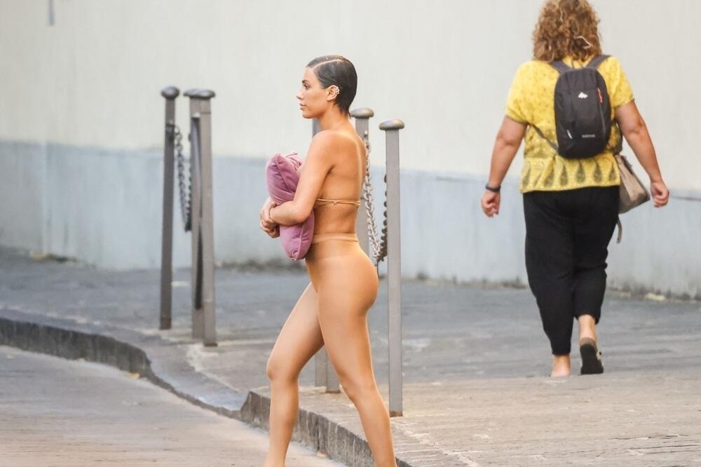 GOSPODE BOŽE, ŠTA JE OVO? Njegova ŽENA GOLA ŠETA PO ULICI, a on izvadio SVE SVOJE ZUBE i zamenio OVIM, ŠOKANTNO