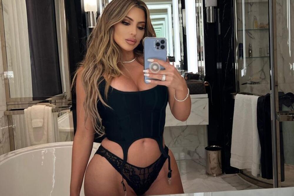 RAŠIRILA NOGE U BIKINIJU PA ZBOG TATE SVE UKLONILA: Pojavila se provokativna fotka, DA LI JE REALNA UOPŠTE?