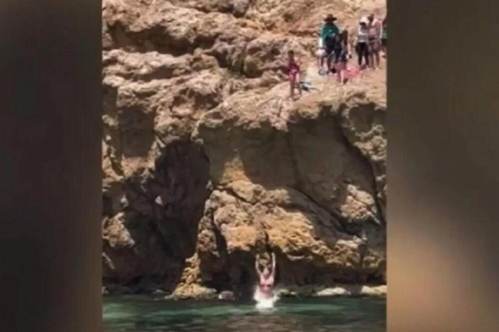 SARA SKOČILA SA LITICE DOK JE OTAC BIO PORED NJE, ONO ŠTO SE ZATIM DESILO UTERAĆE STRAH U KOSTI: Razlog je TRAGIČAN