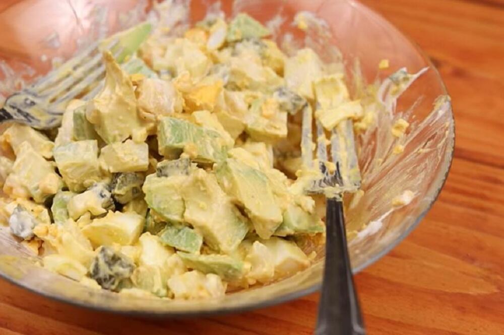 EVO KAKO DA PRIPREMITE NAJUKUSNIJU AVOKADO SALATU: Dodajte samo OVO i bićete ZDRAVIJI posle PRVOG ZALOGAJA