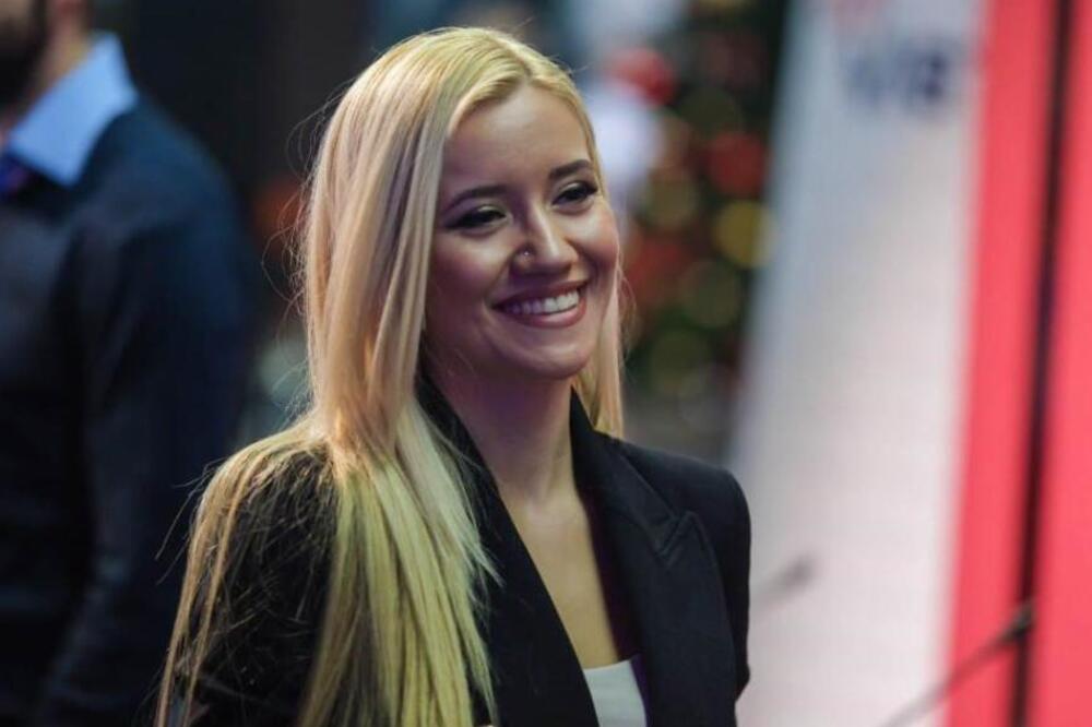 NJENOJ LEPOTI NE PRESTAJU DA SE DIVE, KADA SE POJAVILA BEOGRAD JE STAO: Andrea se udala za 25 godina STARIJEG