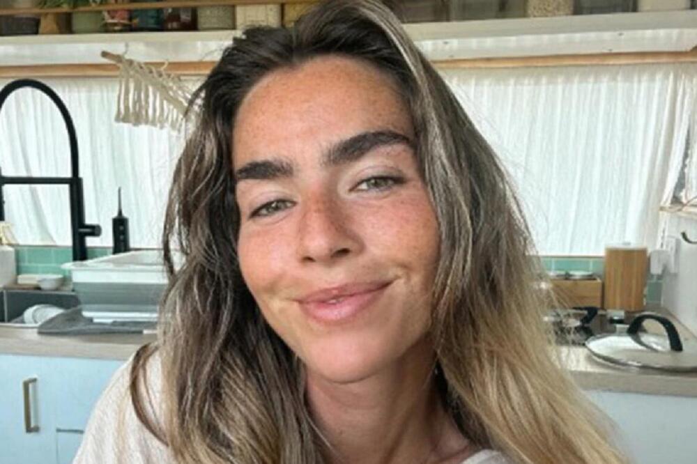 REKLA ŠTA ŽENE NE MOGU BEZ MUŠKARACA PA RAZBESNELA CELU ZEMLJU: Influenserka RAZAPETA zbog tvrdnje, PLJUŠTE OSUDE