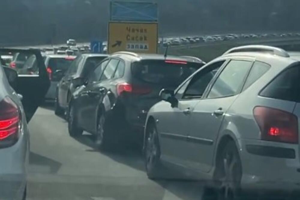 NEMA GDE IGLA DA PADNE! Na Zlatiboru OGROMNE gužve, u redovima se čeka čak i ispred KAFIĆA, evo kako je NA PUTU