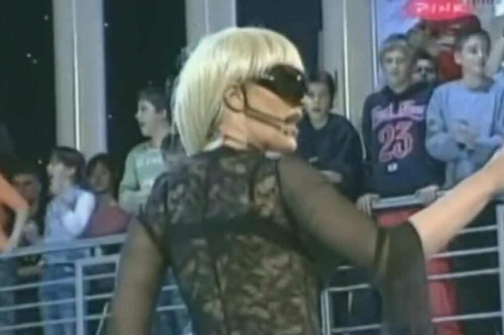 SVI KAŽU DA JE OVO NAJBOLJA IMITACIJA JELENE KARLEUŠE: Stoja pre više od 10 godina totalno SKINULA koleginicu