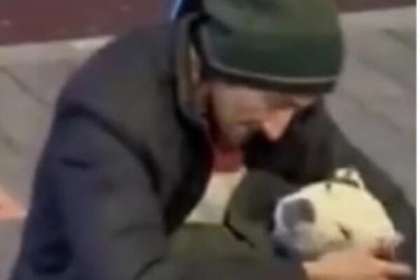 LJUDI ŠETALI, A ONDA SU VIDELI BESKUĆNIKA NA ULICI: Ovaj SNIMAK topi i NAJTVRĐA SRCA - pogledajte ŠTA JE URADIO