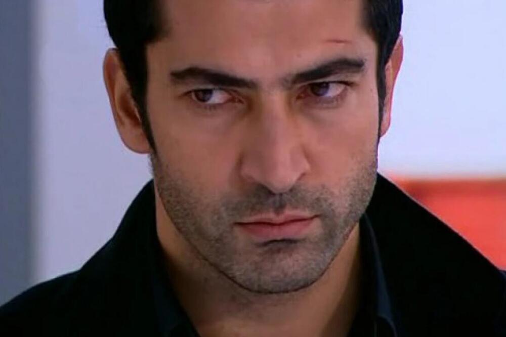 SEĆATE LI FATALNOG EZELA? TURSKI GLUMAC ZA KOJIM SU ŽENE LUDELE DANAS JE SREĆNO OŽENJEN ČOVEK: Mlađa je 13 godina