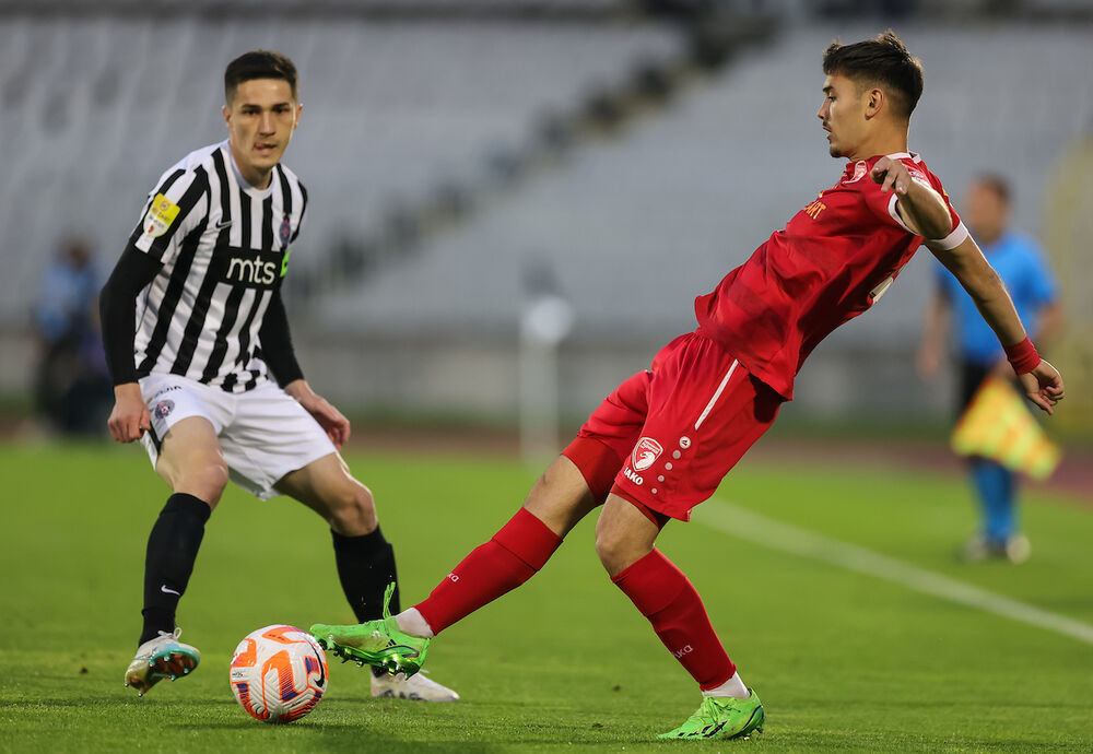 Nikola Miličić (desno) u dresu kragujevačkog Radničkog protiv Partizana u Beogradu