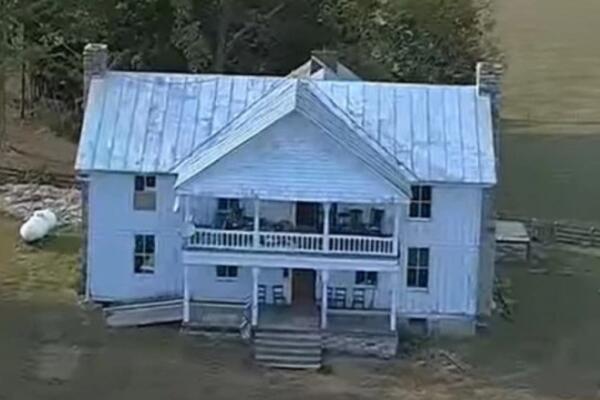 KUPIO JE 253 GODINE STARU KUĆU I POČEO DA JE RENOVIRA: Kad je video šta se krije unutar zidova... (VIDEO)