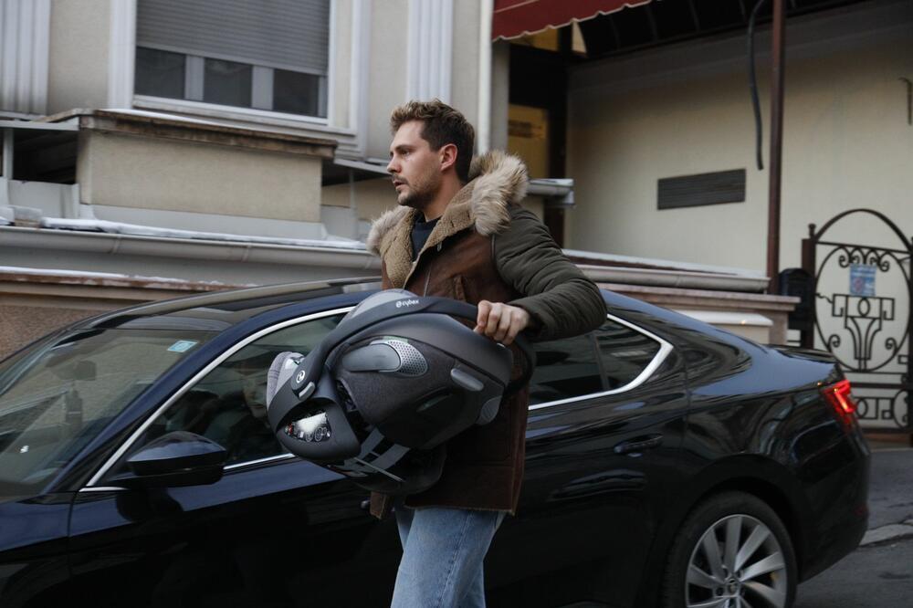 MILOŠ BIKOVIĆ IZVEO SINA I VERENICU IZ PORODILIŠTA: Uputili se ka toplom domu na Dorćolu