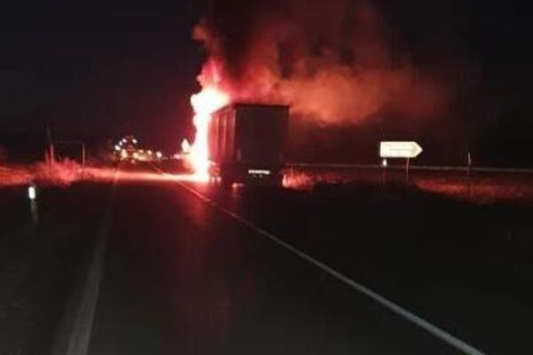 GORI ŠLEPER NASRED PUTA U BLACU: Vatrogasci se bore sa stihijom (FOTO)