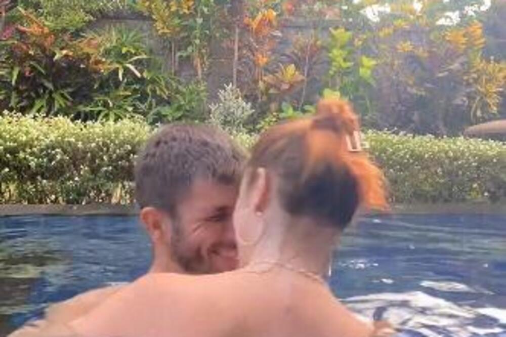 VIKTORIJA SE SA SVOJIM MUŽEM BAVI ''MASIRANJEM'' ŽENSKIH POLNIH ORGANA: Neke žene čak DOVODI i do ovoga PRSTOM?!