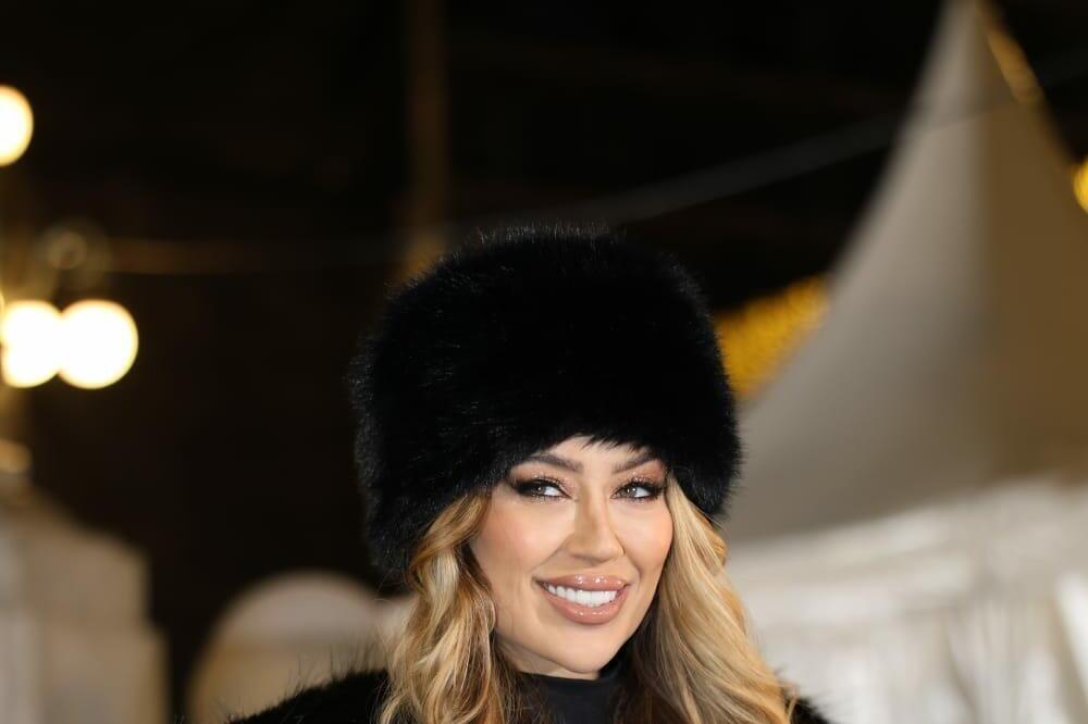 TEA TAIROVIĆ GRMI PRED KONCERT NA TRGU: Pojavila u BUNDI SA KRISTALIMA, a 1 detalj na njoj PAPRENO SKUPO KOŠTA