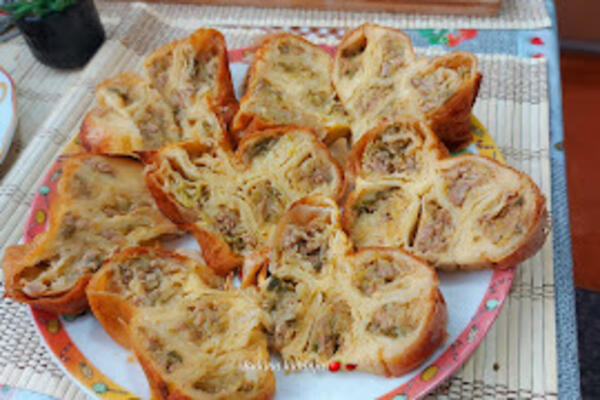 NAJSOČNIJA PITA SA MESOM PO BAKINOM RECEPTU ĆE VAS RASPAMETITI: Bolja nego burek - ništa bolje niste probali