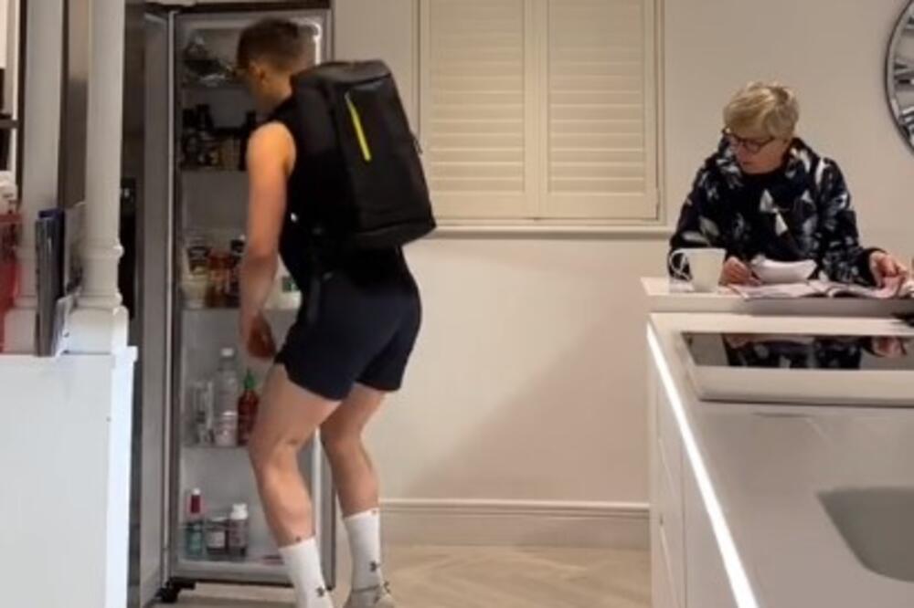 OBUO JE ŠTIKLE, ŽELEĆI DA VIDI MAMINU REAKCIJU: Ostao šokiran, ovako nešto nije očekivao (VIDEO)